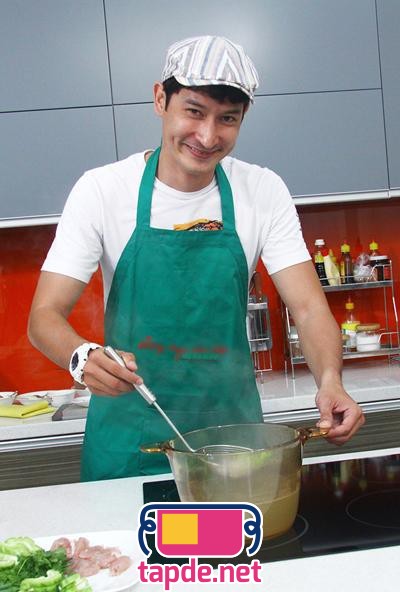 Mặc tạp dề Diễn viên Huy Khánh vào bếp