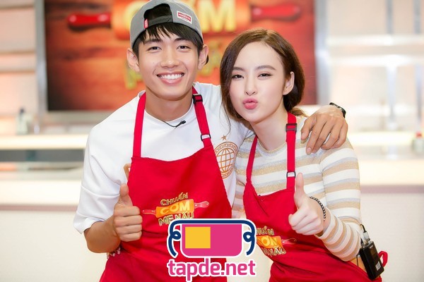 Diện tạp dề đỏ Angela Phương Trinh đảm đang vào bếp cùng mẹ