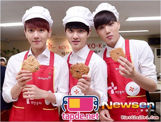 Các thành viên EXO-K cực điển trai khi đeo tạp dề làm bánh