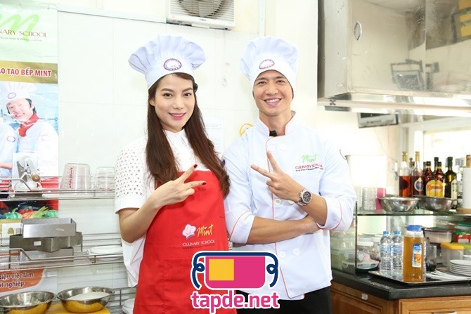 Trương Ngọc Ánh - Kim Lý tình tứ cùng mặc tạp dề vào bếp
