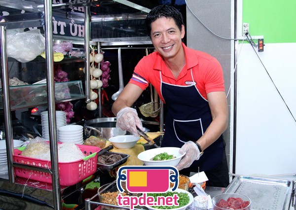 Bình Minh đeo tạp dề khai trương quán hủ tiếu
