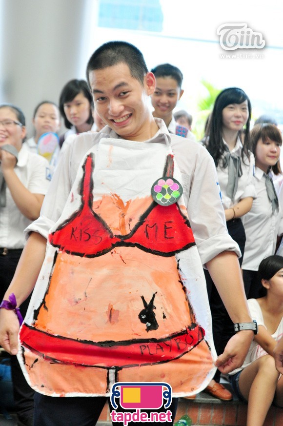 Xem nam sinh Amser mặc 'tạp dề bikini', nấu ăn không cần bếp