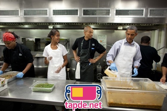 Barack Obama mặc tạp dề vào bếp