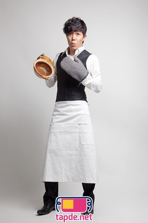 Nathan Lee mặc tạp dề trắng đảm đang vào bếp