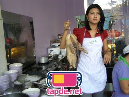 Diễn viên Kim Tuyến mặc tạp dề bán bún vịt